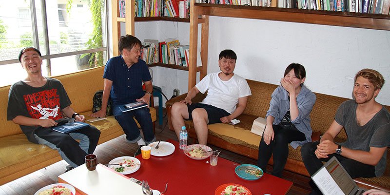座談会が開催されたのは、火曜恒例のランチの日。みどり荘ゆかりの料理人が作るおいしいランチを味わいながら、リラックスした雰囲気。