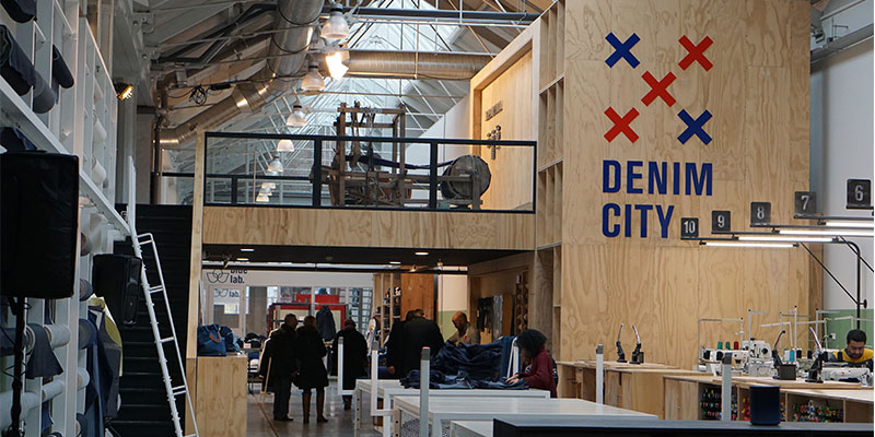 取材場所の「DENIM CITY」は工房兼学校兼ストアのユニークな場