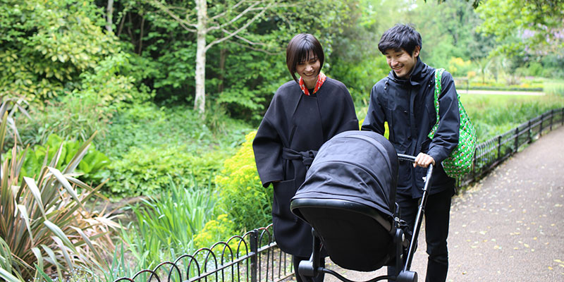 サウス・ロンドンの公園で散歩する三人。