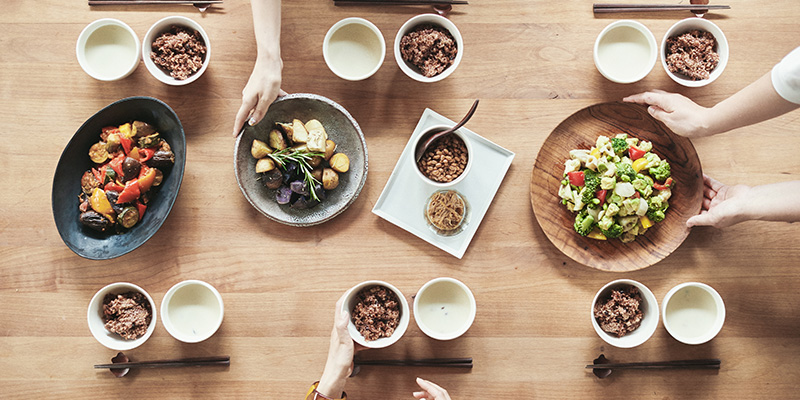 社員全員が食卓を囲む(画像提供:CRAZY)