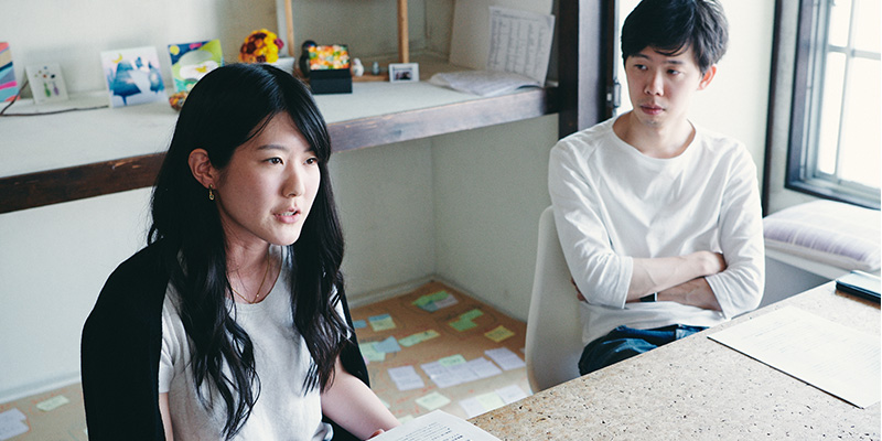 編集者・ライターの向晴香さん(左) 編集者の小山和之さん(右)