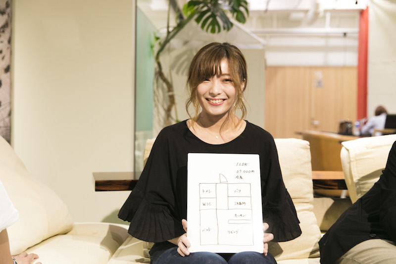 小松さんがマンションを借りている福岡市中央区今泉は天神駅から徒歩10分弱のエリア。間取りは1LDKで67,000円。間取り図を見て「お風呂・トイレ別でこれは安い!」とその場にいたみんなが絶賛した物件。「中心地に隣接しているものの比較的静かな通りなので、東京でいうと代官山かな?」と小松さん。