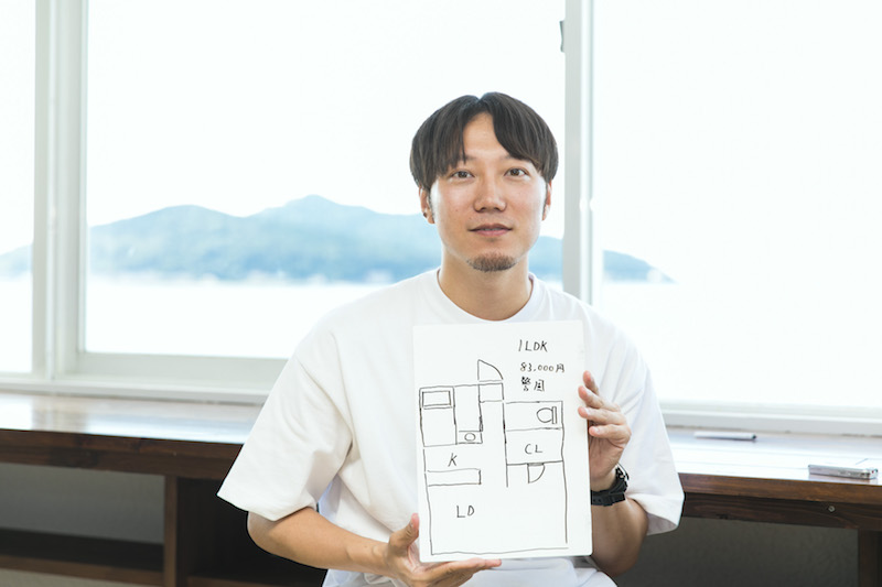 カズさんがマンションを借りている福岡市の中心地「警固」は、天神駅から徒歩15分。間取りは1LDKで、83,000円の賃料を7人で出し合っている。「福岡市の繁華街からほど近い場所なので、東京で例えれば渋谷の端の方くらいの感覚だと思います。」