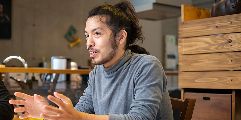 テクニカルセールスエンジニアの安和ロベルトさん