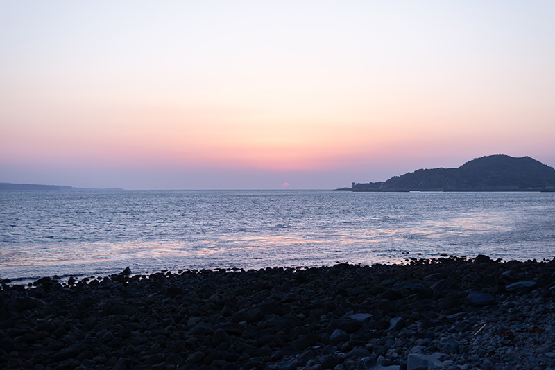 海岸沿いを走る道路「ブルーライン」から眺める夕日。