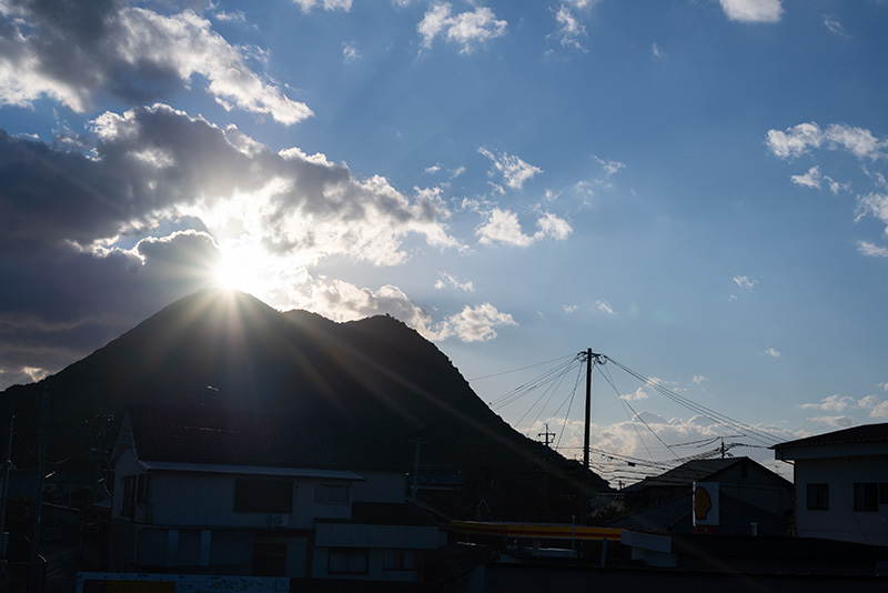 矢筈岳の山頂に日の出が見えます。