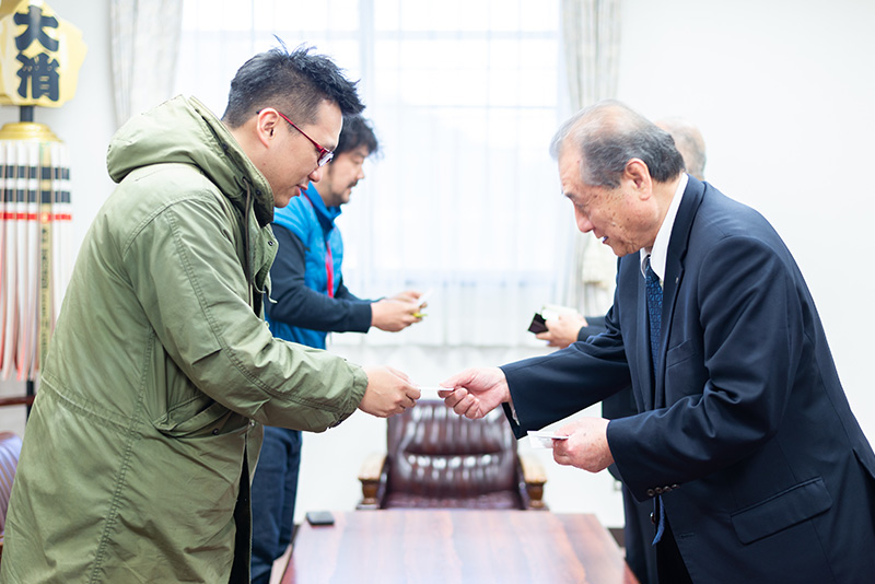 村長の藤本昭夫さんとご挨拶。