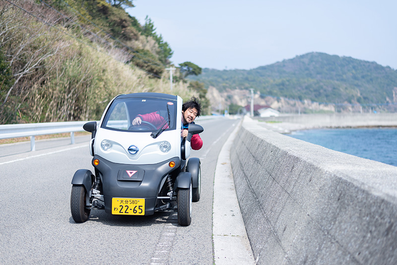 レンタカーは、姫島港フェリー乗り場から徒歩1分の『姫島エコツーリズム』で借りられます。特徴は、すべて環境にやさしいエコカーということ。見た目もかわいい超小型モビリティやランドカーで島を周遊できます。