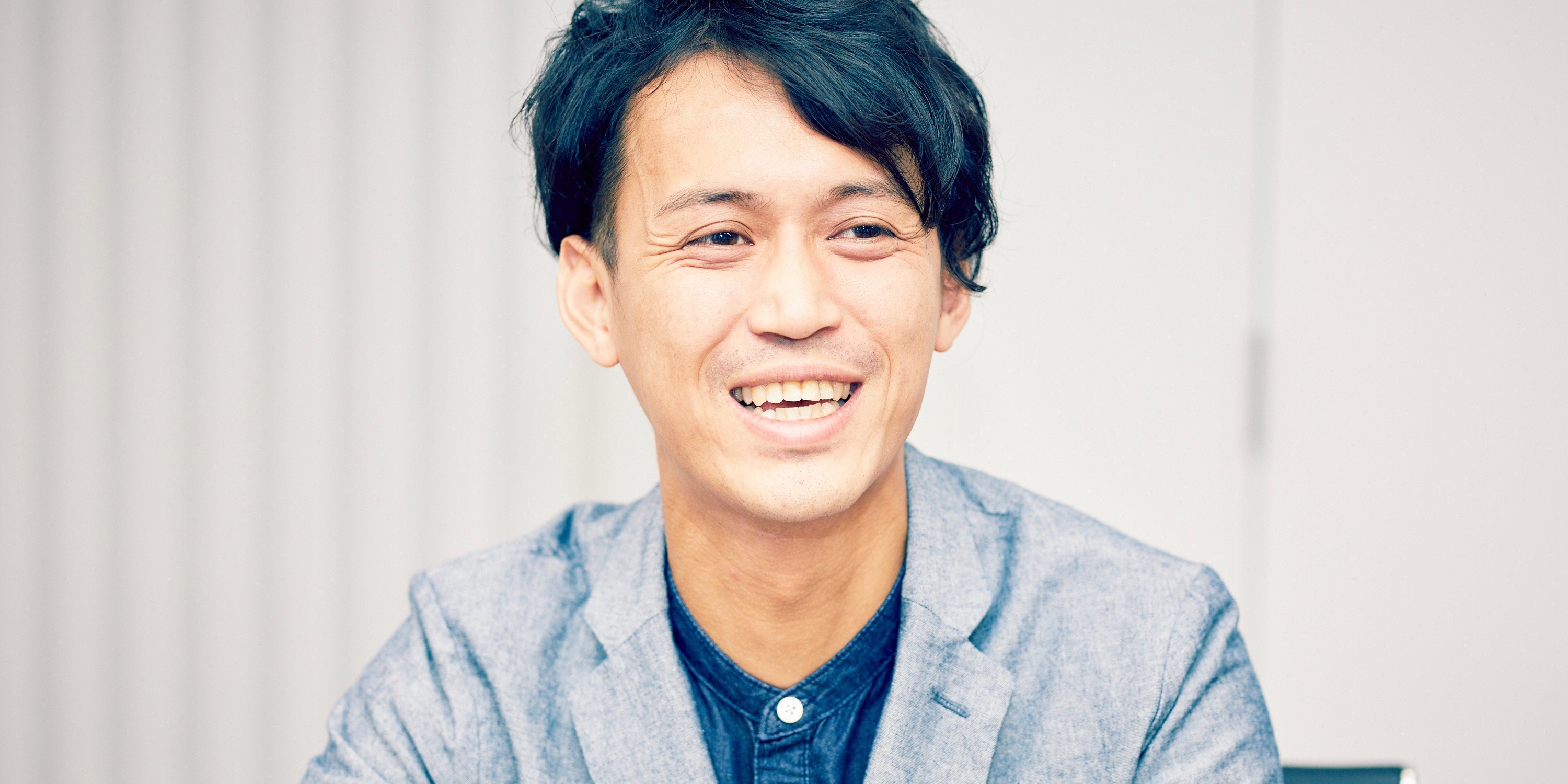 株式会社ケー・アンド・エル クリエイティブプランナーの藤井努さん。学生時代はフランスへ留学し、在学中に通訳の仕事も経験。前職はイベント会社でプロモーションを担当していたという