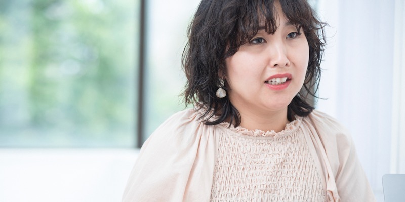 ディレクターの溝口加奈さん。入社5年目で、おもにファッション系の販促物などで編集を担当している