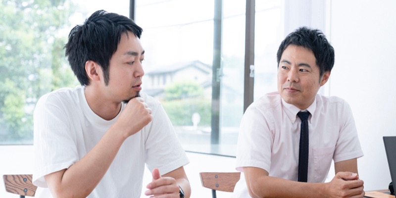 プロジェクトマネージャーの三輪翔平さん(写真左)とセールスマネージャーの永尾智憲さん(右)