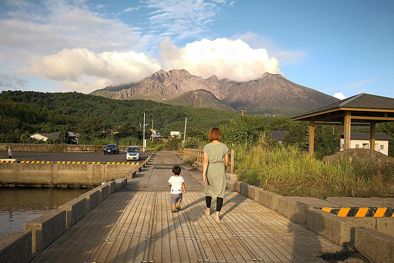 山下さんとお子さんの後ろ姿。目の前に見えるのは桜島(画像提供:山下さん)