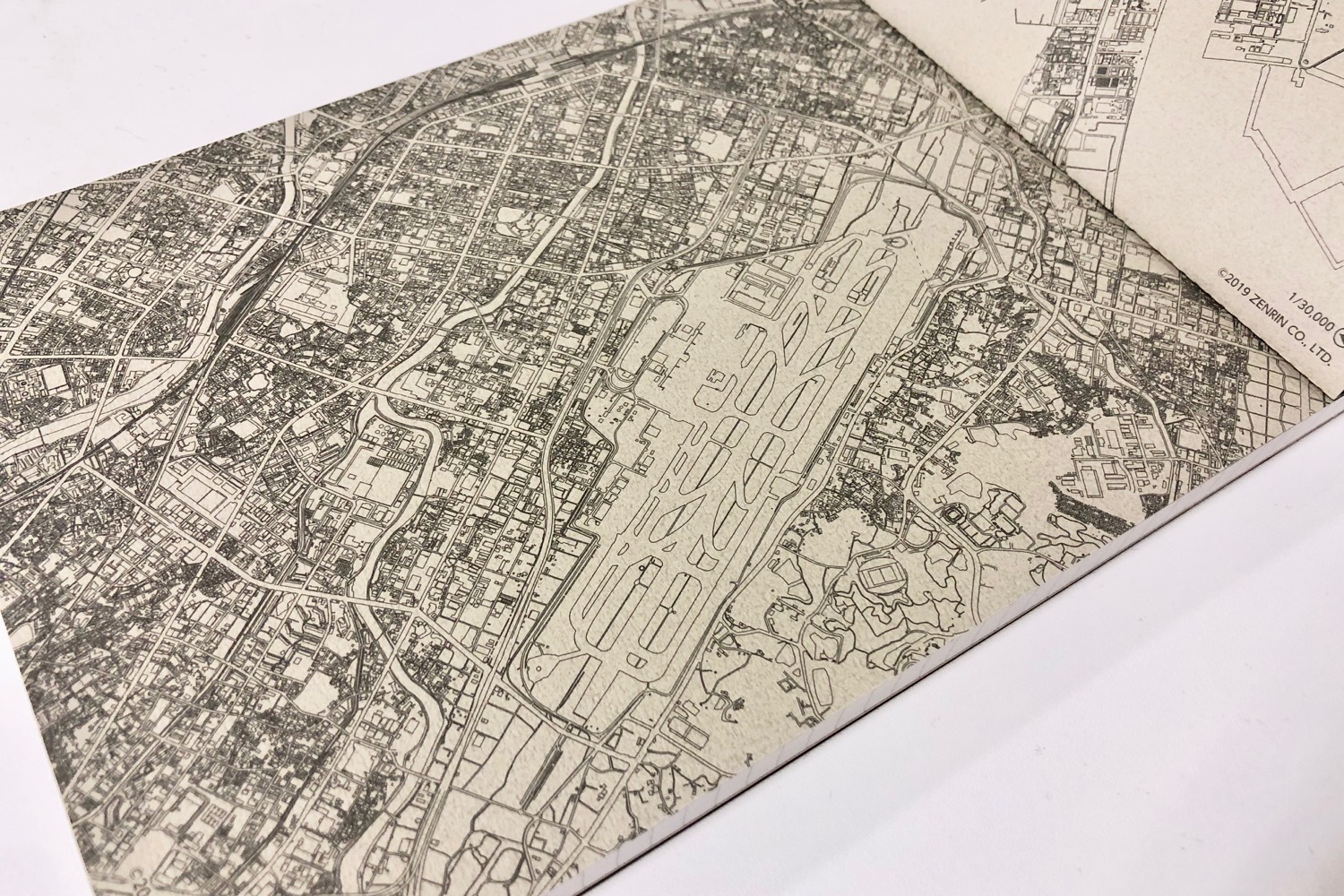 スターフライヤーが就航する空港の近辺地図が、線画でデザインされたメモパッド。都市型空港である福岡空港付近はめちゃくちゃ細かい!