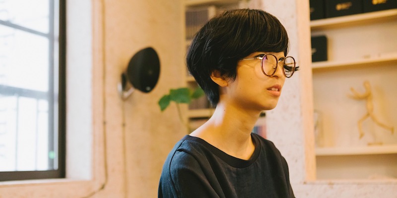 株式会社グッドフィーリング デザイナーの加藤夏実さん。美術大学でイラストを学び、2017年10月に入社。イラストの制作をはじめ、近年ではモーショングラフィックスの制作なども担当
